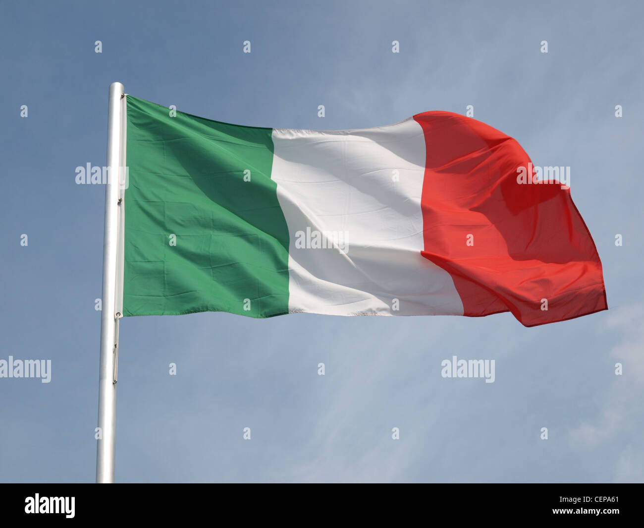 Bandiera dell'Italia su un cielo blu Foto Stock
