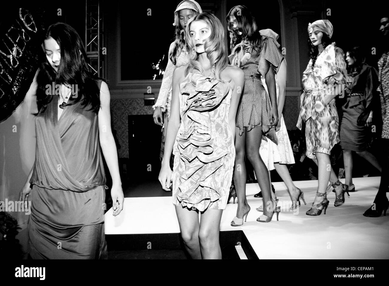 Vivienne Wes Twood LabelLondon rosso pronto a WearSpringSummer 2011 Foto Stock