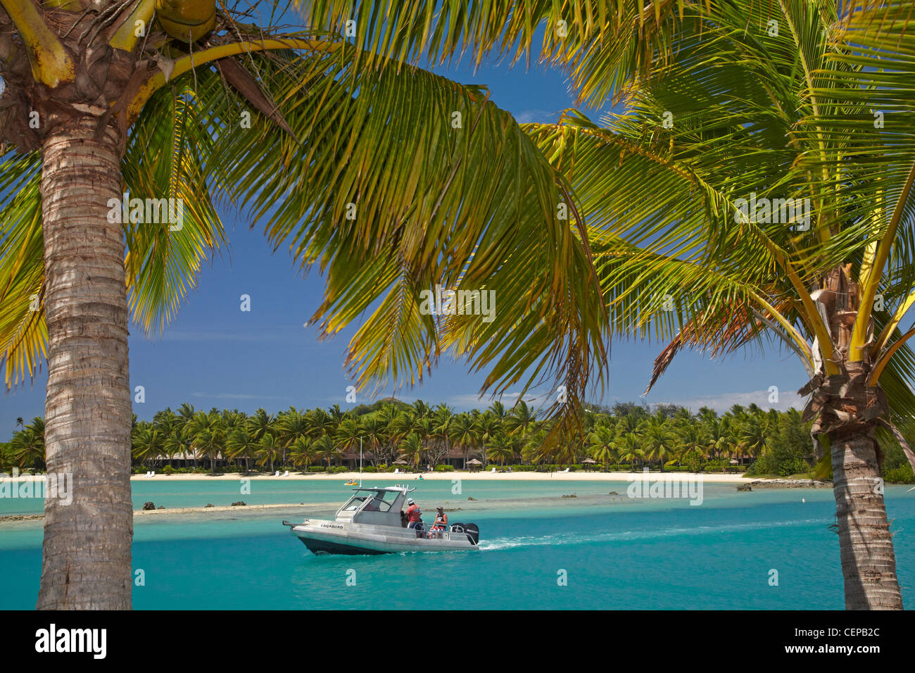 Barca, palme e ingresso della laguna, Musket Cove Island Resort, Malolo Lailai Island, Isole della Mamanuca, Figi e Sud Pacifico Foto Stock