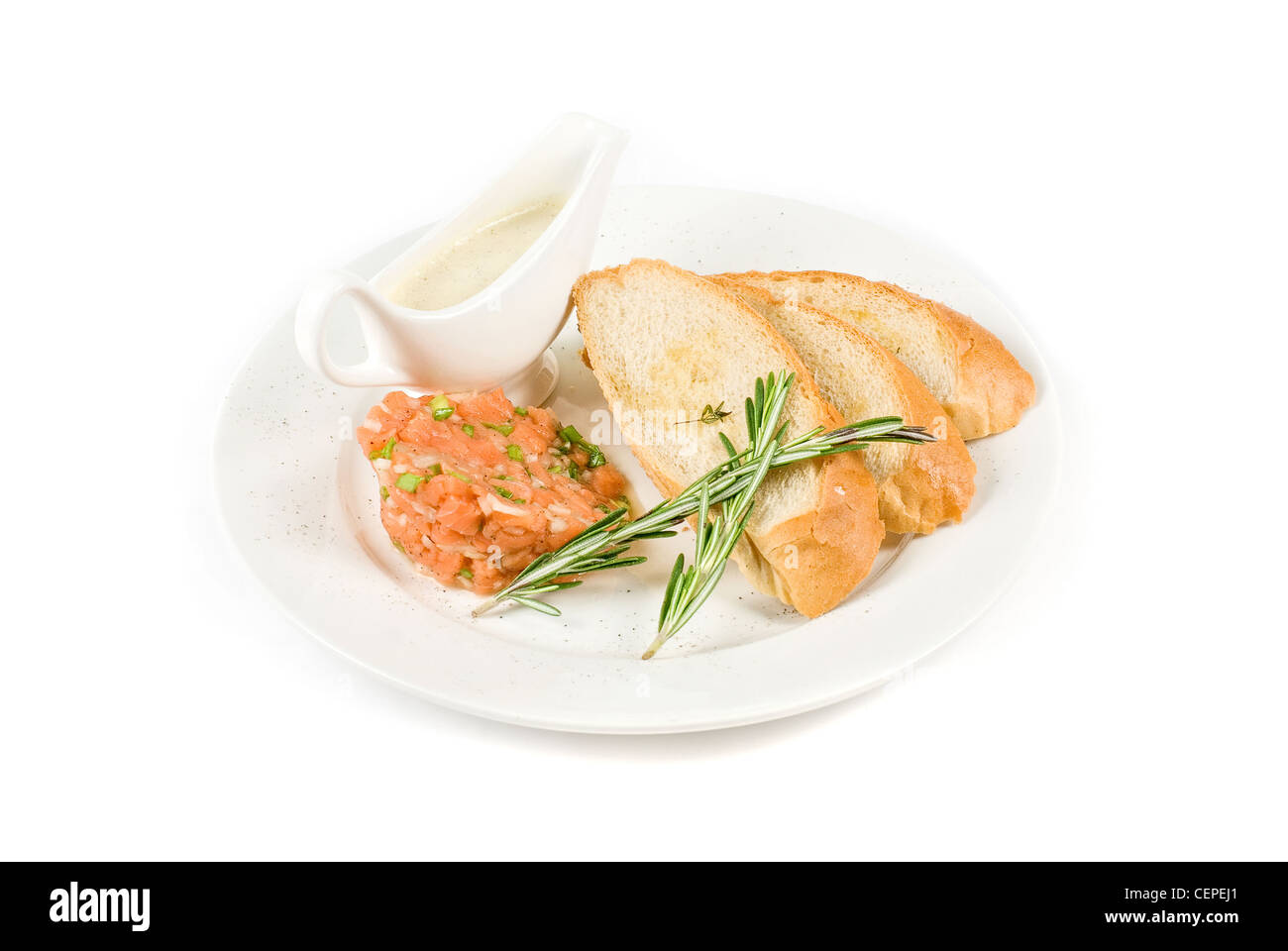 Tar-tar dal salmone pesce con cipolla verde. Servito con salsa di miele e pane bianco tostato. Foto Stock