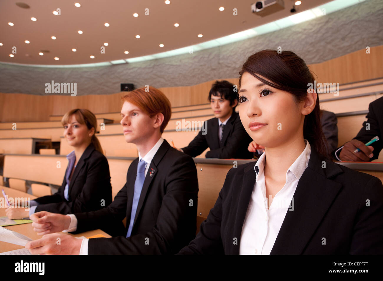 Imprenditori e imprenditrici in seduta lecture theatre Foto Stock