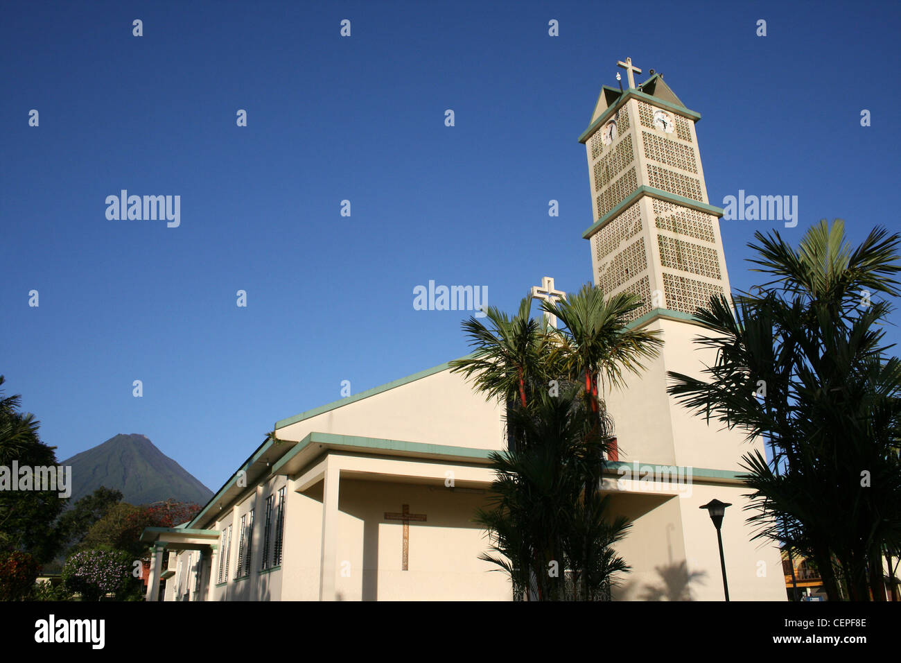 La Fortuna della Chiesa Cattolica, con il Vulcano Arenal in background Foto Stock