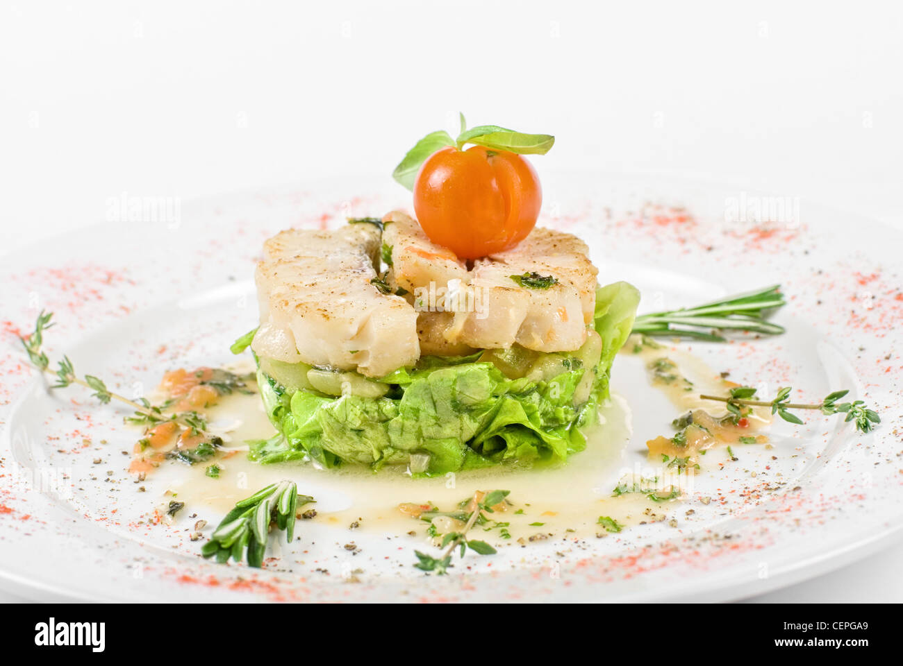 Insalata di Filetto arrosto halibut a lime salsa con zucchine e melanzane e pomodoro ciliegino. Foto Stock