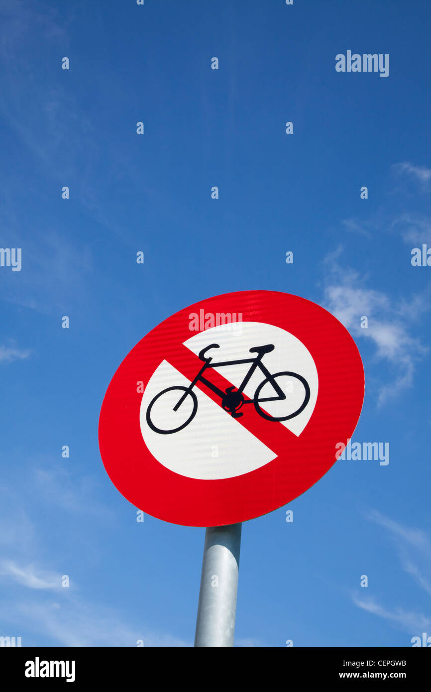 Nessun segno di bicicletta con cielo blu sullo sfondo Foto Stock
