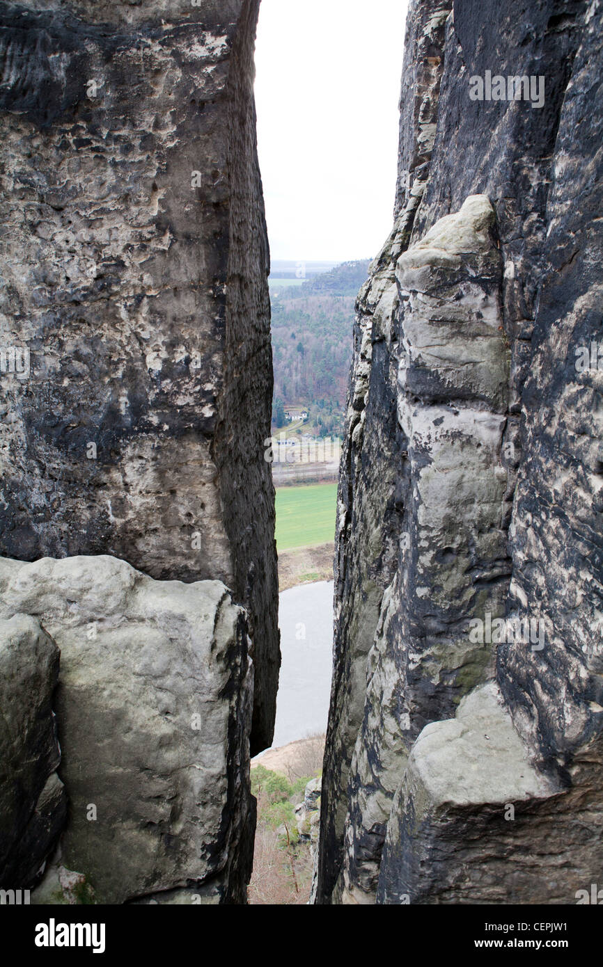 Vista della Bastei, Bastei-Brücke, formazioni rocciose dell'Elba montagne di arenaria di Germania Foto Stock