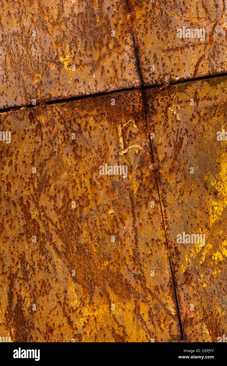 Vecchio arrugginendo metallo saltare contenitore Foto Stock