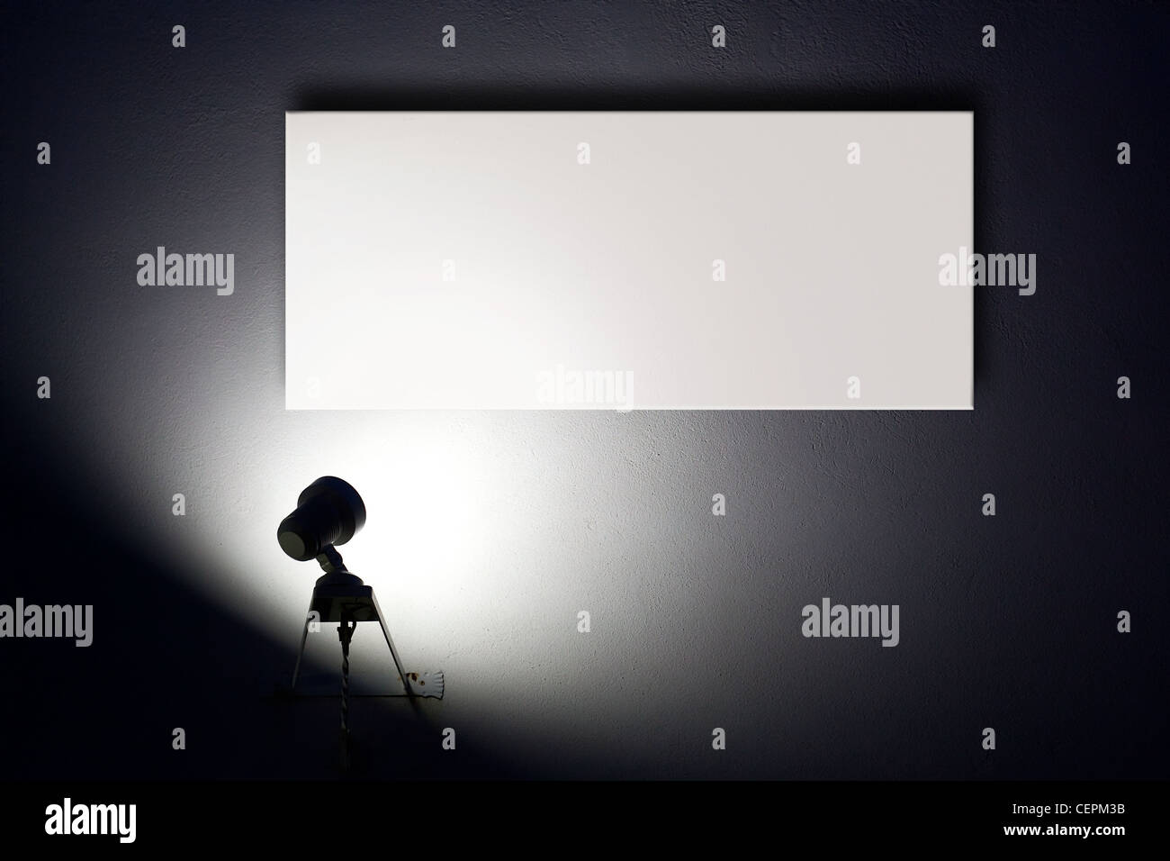Piccoli riflettori illuminazione bianca vuota scheda annuncio sulla parete Foto Stock