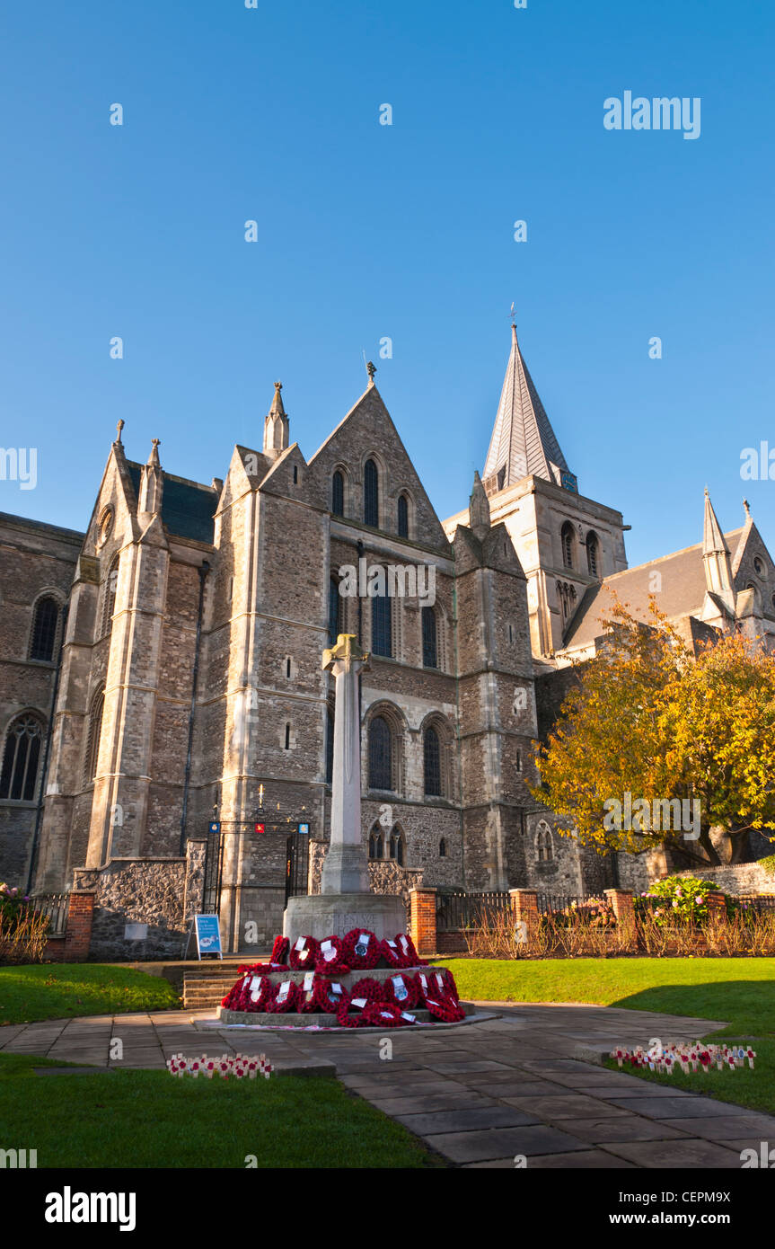 Rochester Cathedral e papavero rosso per rimembranza giorno a Rochester, Kent, Regno Unito Foto Stock