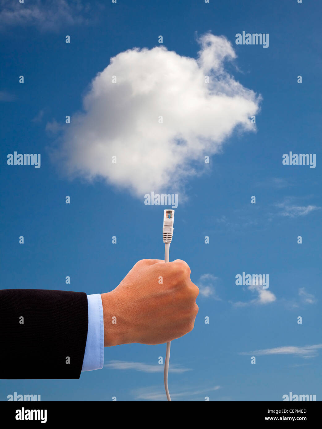 Business man collegare il cavo di rete al cloud e cloud computing concept Foto Stock