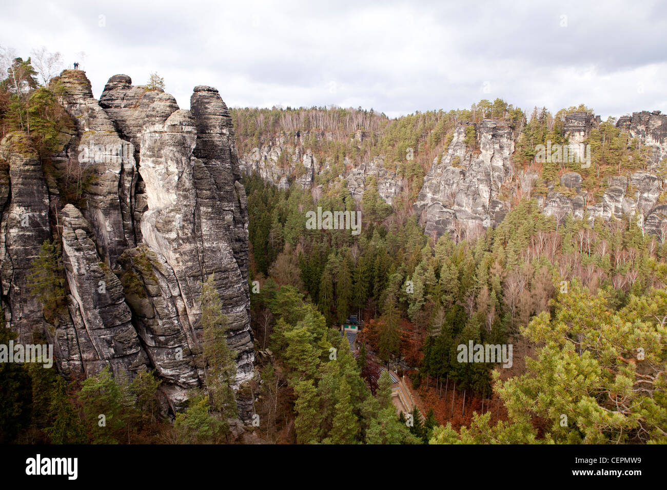 Vista della Bastei, Bastei-Brücke, formazioni rocciose dell'Elba montagne di arenaria di Germania Foto Stock