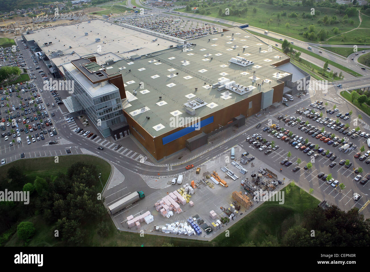Un enorme centro commerciale per lo shopping di prodotti per uso domestico con un sacco di spazio parcheggio, vista aerea Foto Stock