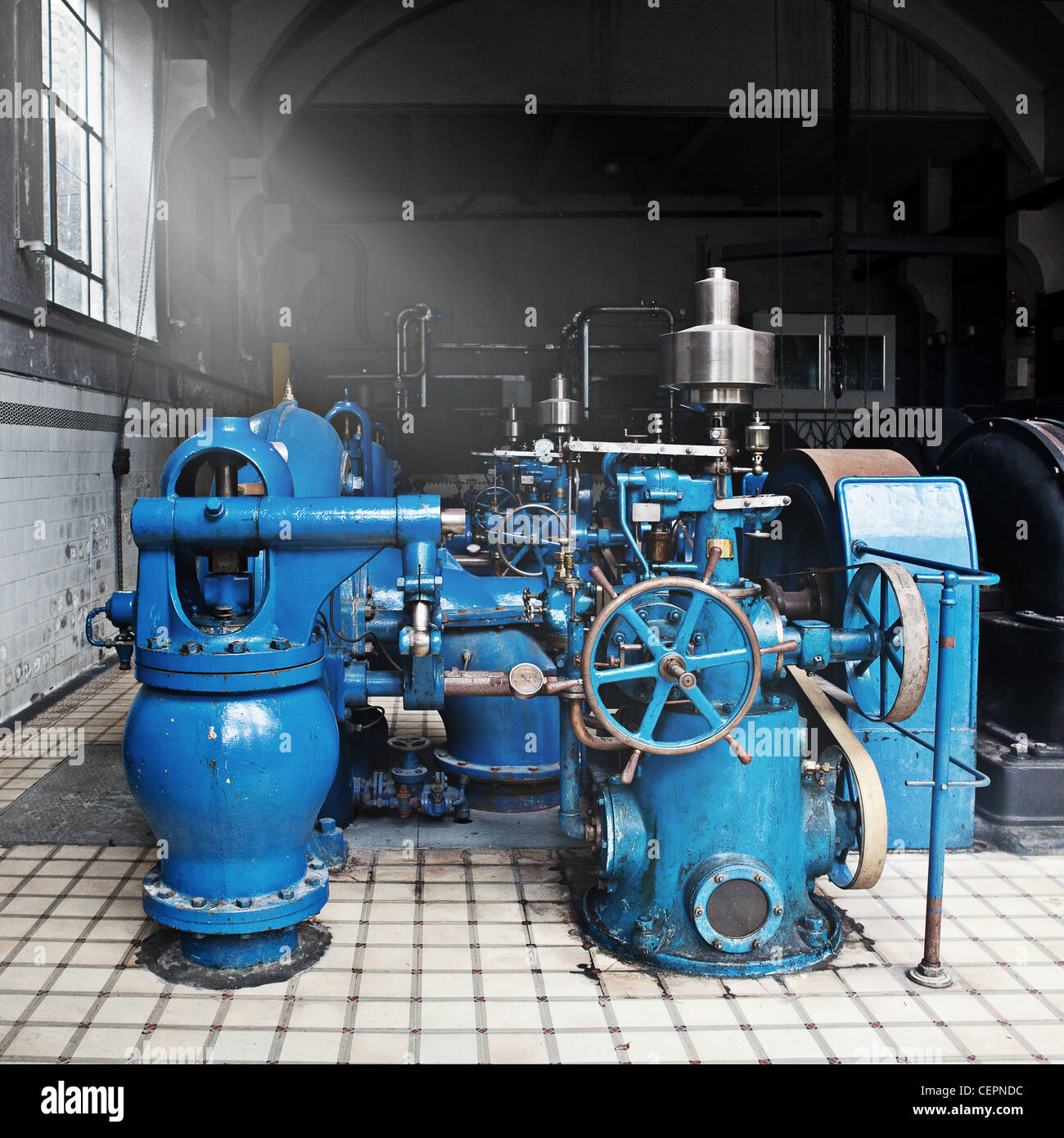 Acqua pesante macchinari di pompaggio in vintage acqua industriale la stazione di pulizia Foto Stock