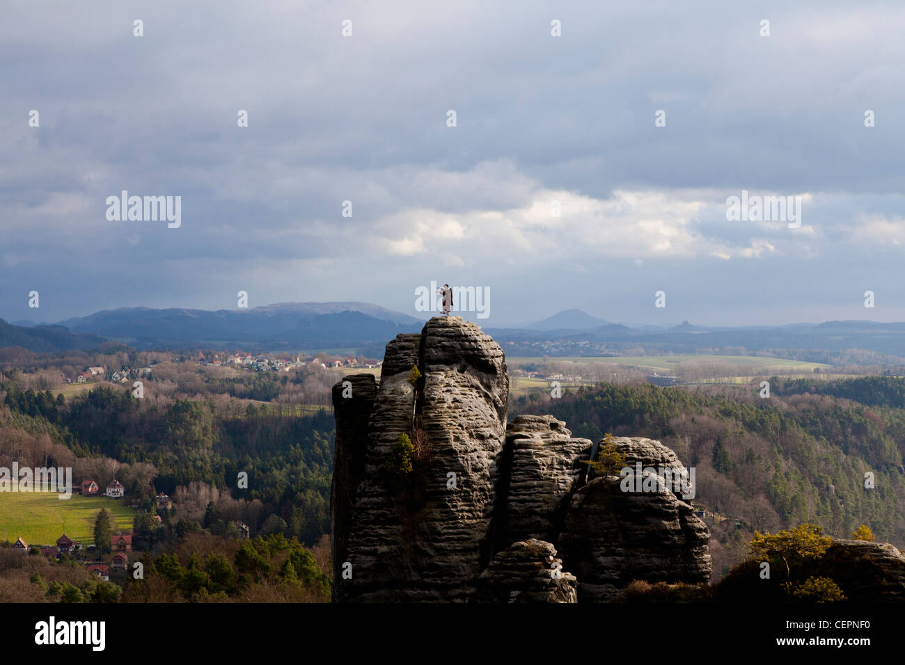 Vista della Bastei, Bastei-Brücke, formazioni rocciose dell'Elba montagne di arenaria di Germania Foto Stock