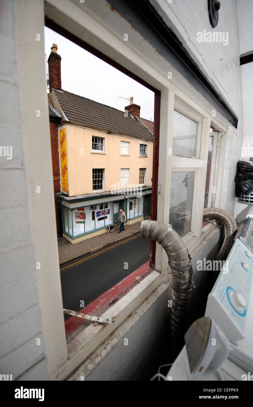 Vista di inutilizzati locali commerciali e da una lavanderia a gettoni a Dursley, Gloucestershire che sono ora in uso come le gallerie locali per arti Foto Stock