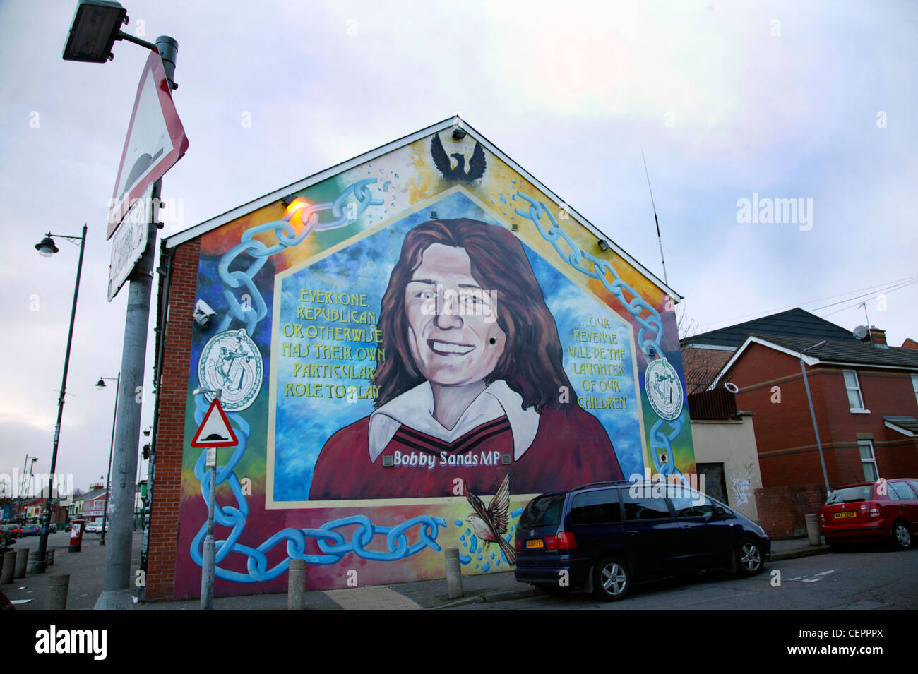 Una politica di Bobby Sands murale sulla facciata di un edificio in Falls Road. Foto Stock