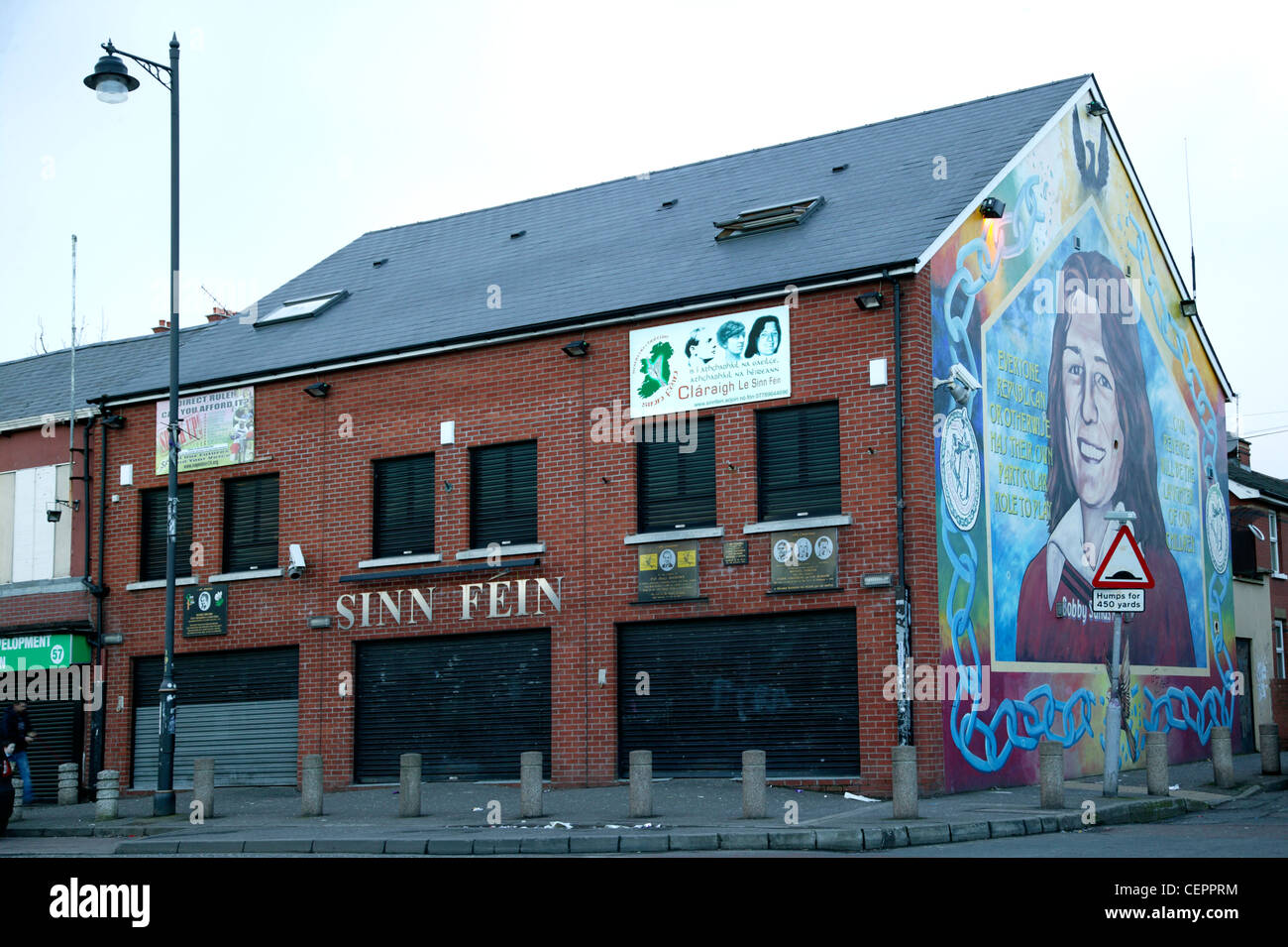 Il Sinn Fein sede e un murale politico sul Falls Road. Foto Stock