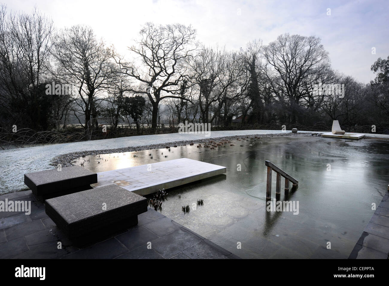 Una piscina naturale che ha ricoperto di ghiaccio in inverno REGNO UNITO Foto Stock