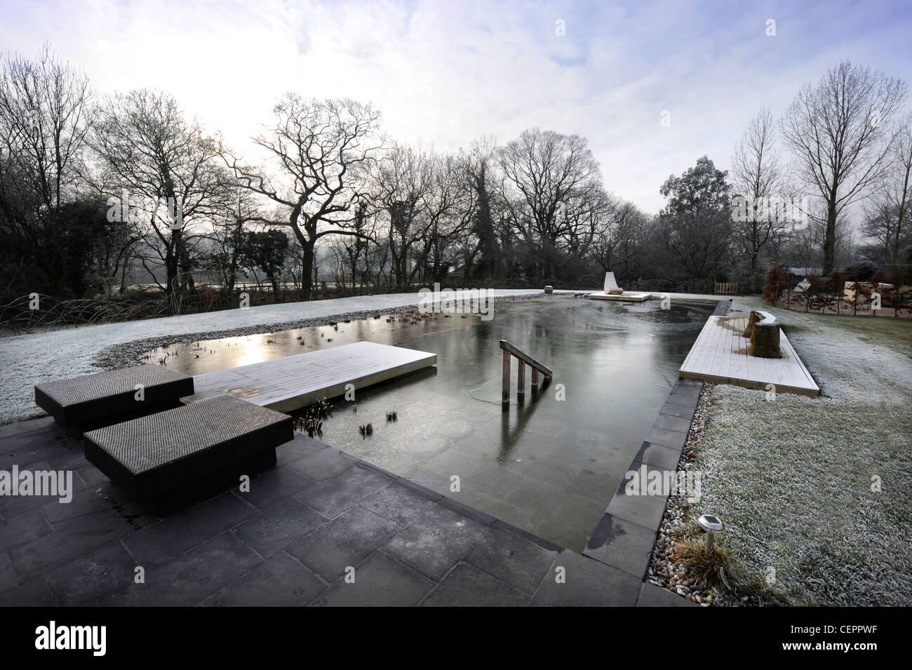 Una piscina naturale che ha ricoperto di ghiaccio in inverno REGNO UNITO Foto Stock
