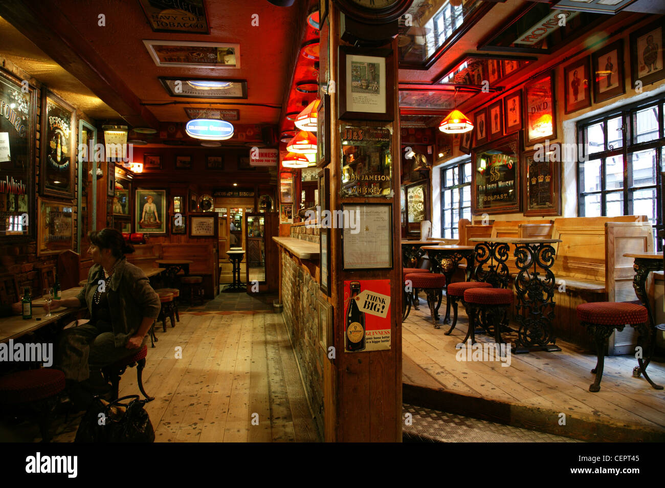 Interior shot di decor tradizionale presso il duca di York pub di Belfast. Foto Stock