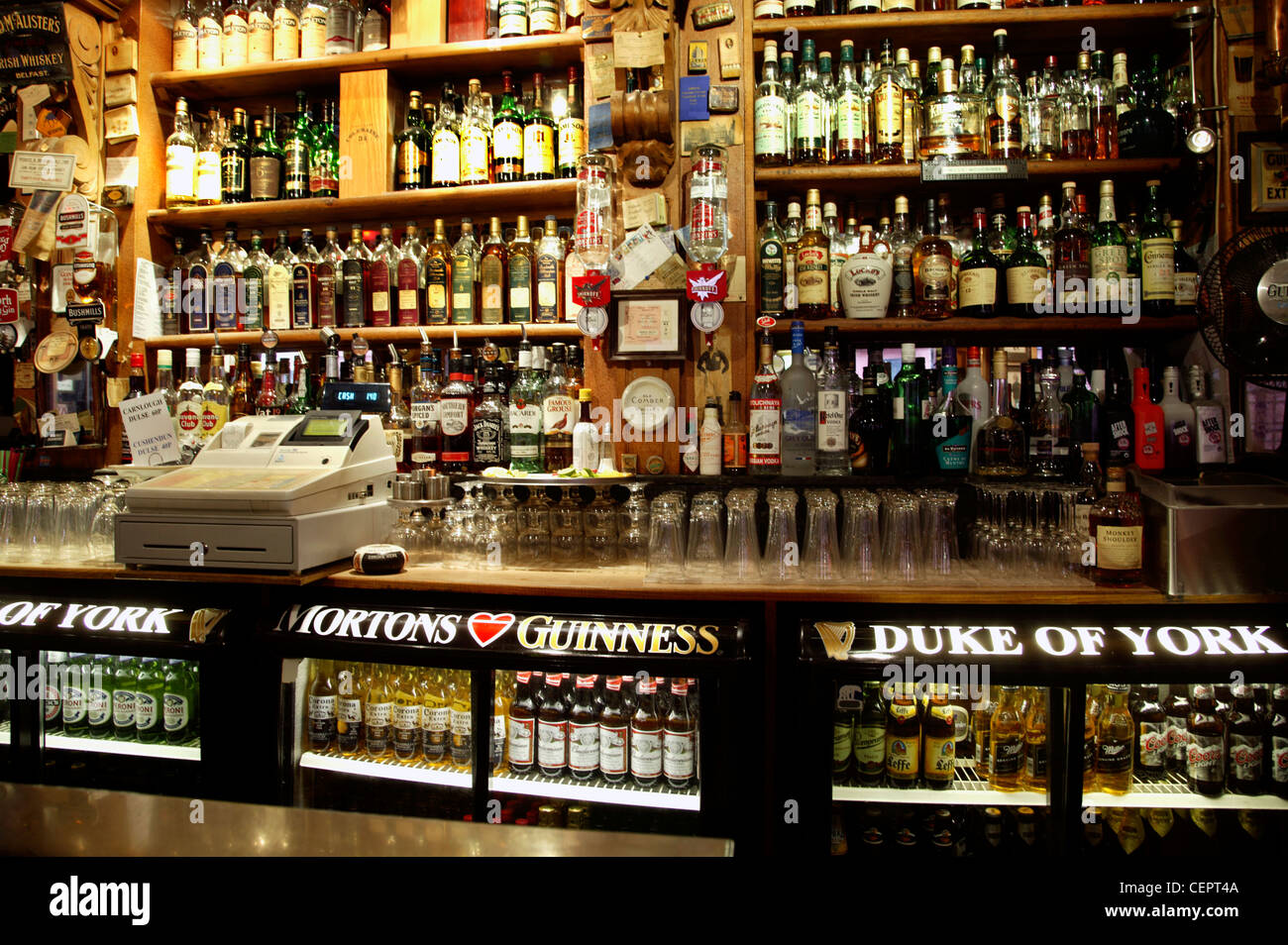 Interior shot di bottiglie allineate la barra del Duca di York pub di Belfast. Foto Stock
