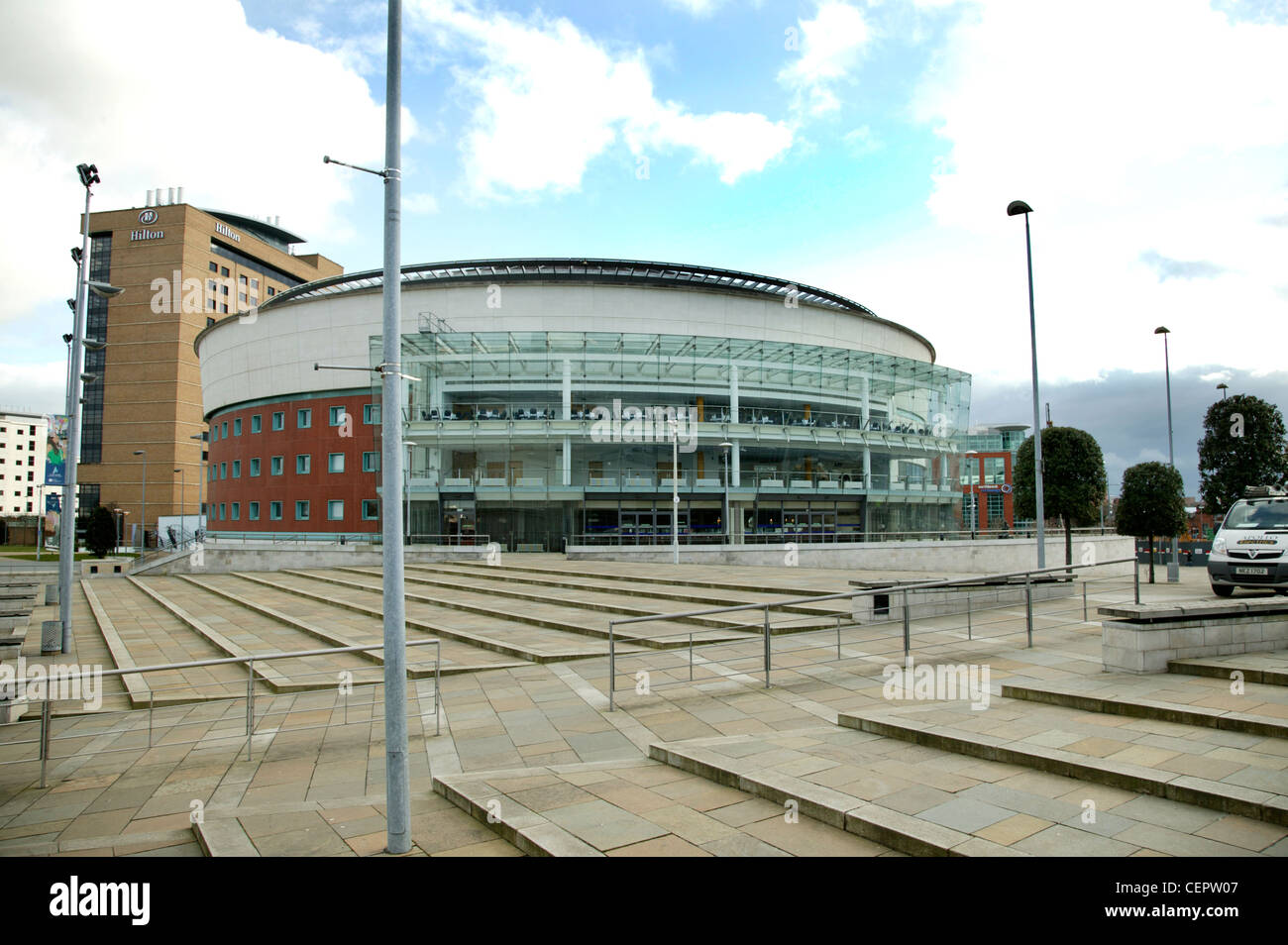 Una vista esterna del Waterfront Hall facciata a Belfast. Foto Stock