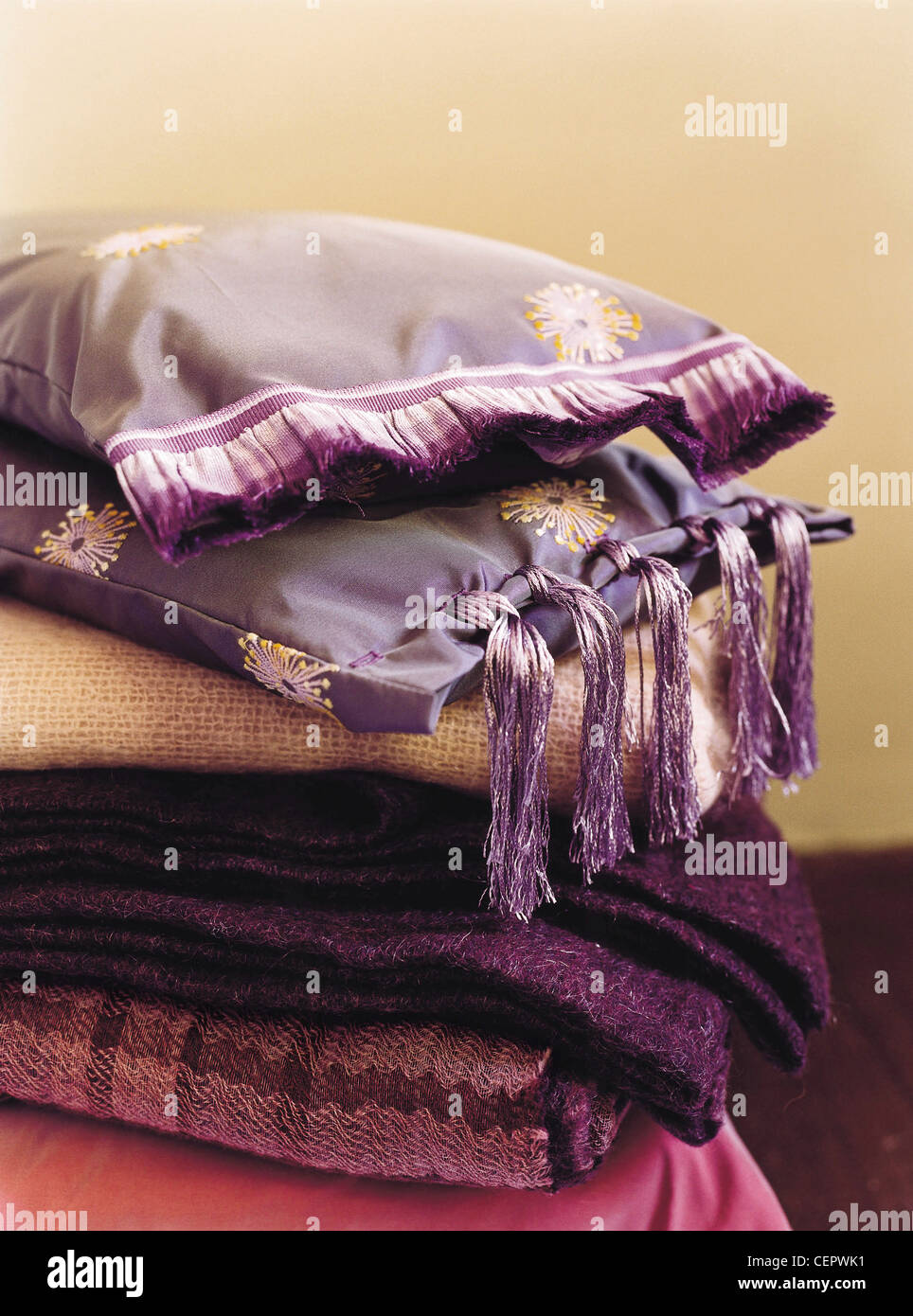 Mondo materiale questo autunno è di tendenza decorativa, la miscelazione di differenti tessuti pitture e rivestimenti murali per creare una drammatica e Foto Stock