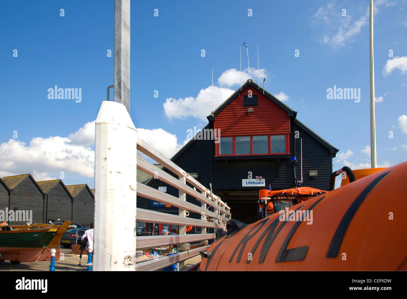 Il RNLI scialuppa di salvataggio di fronte alla vita boat building in Whitstable. Foto Stock