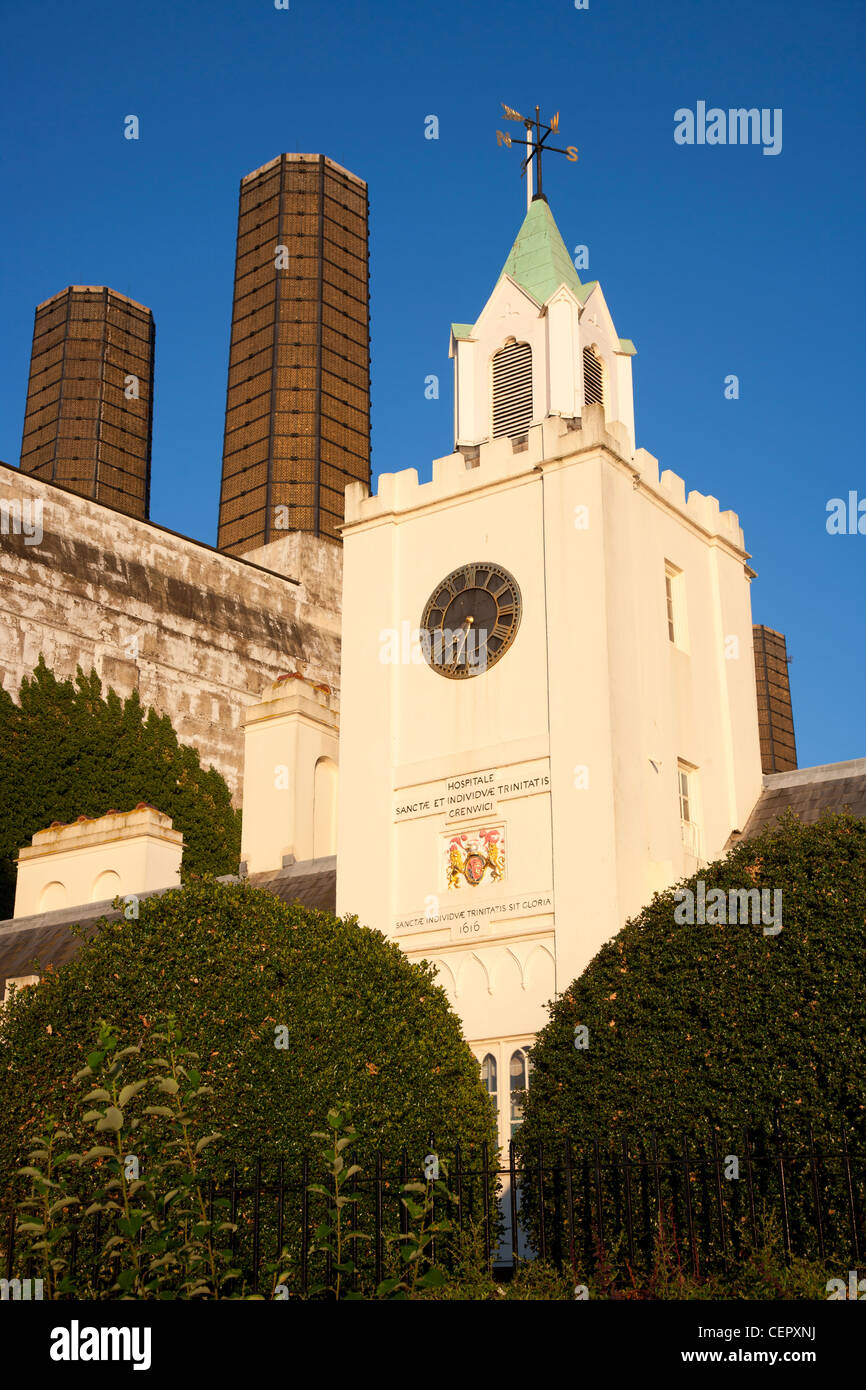 La torre dell orologio in riva al fiume e ingresso alla Trinità ospedale. La scritta sotto l'orologio si legge "Hospitale sanctae et individuale Foto Stock