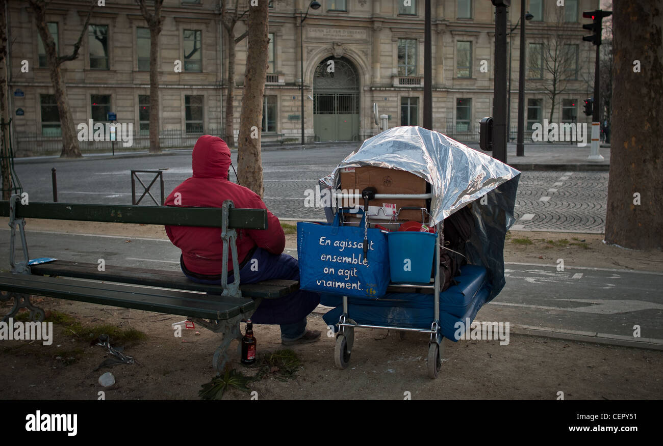 La vita della città, Urbano di miseria in blu e bianco e rosso, solitudine,  un parigino di senzatetto durante l inverno Foto stock - Alamy