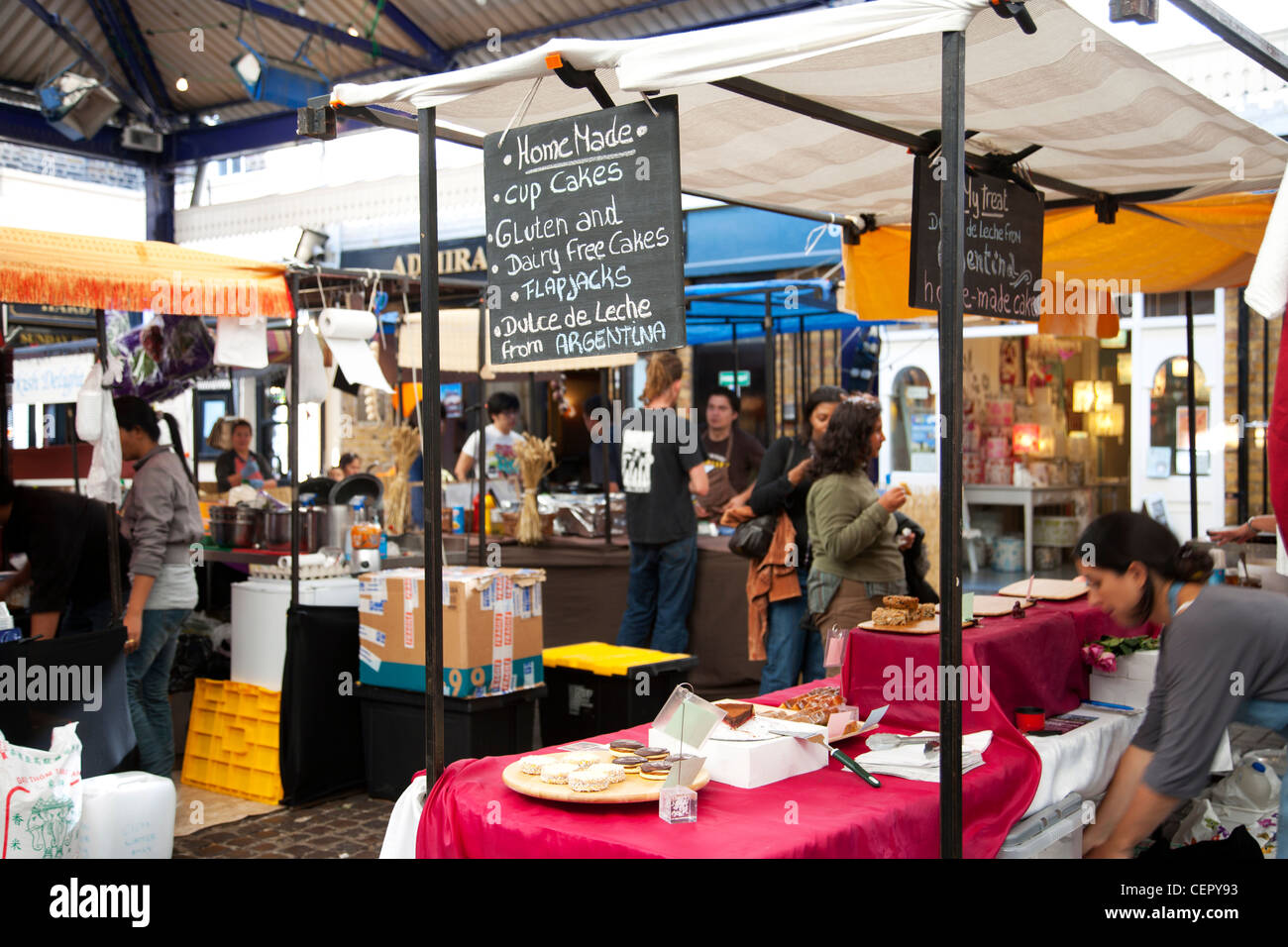 Torte fatte in casa per la vendita su uno stallo all'interno del mercato di Greenwich. Foto Stock