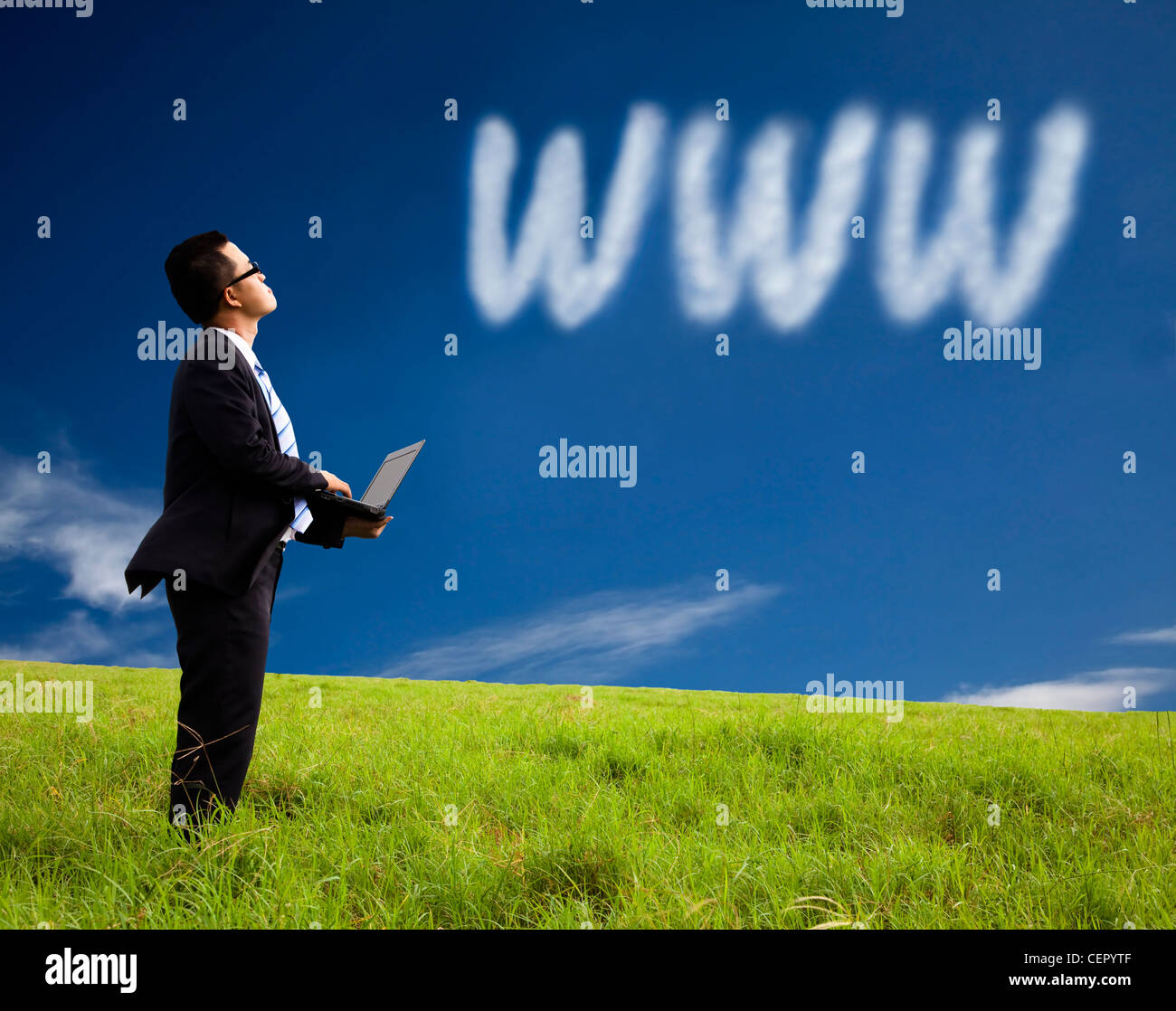 Business man supporto sul campo e guardare www cloud Foto Stock