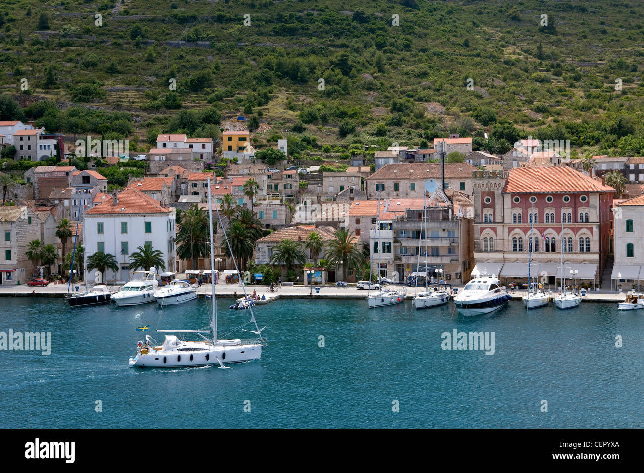 Porto di Vis a Vis, isola mare Adriatico, Croazia Foto stock - Alamy
