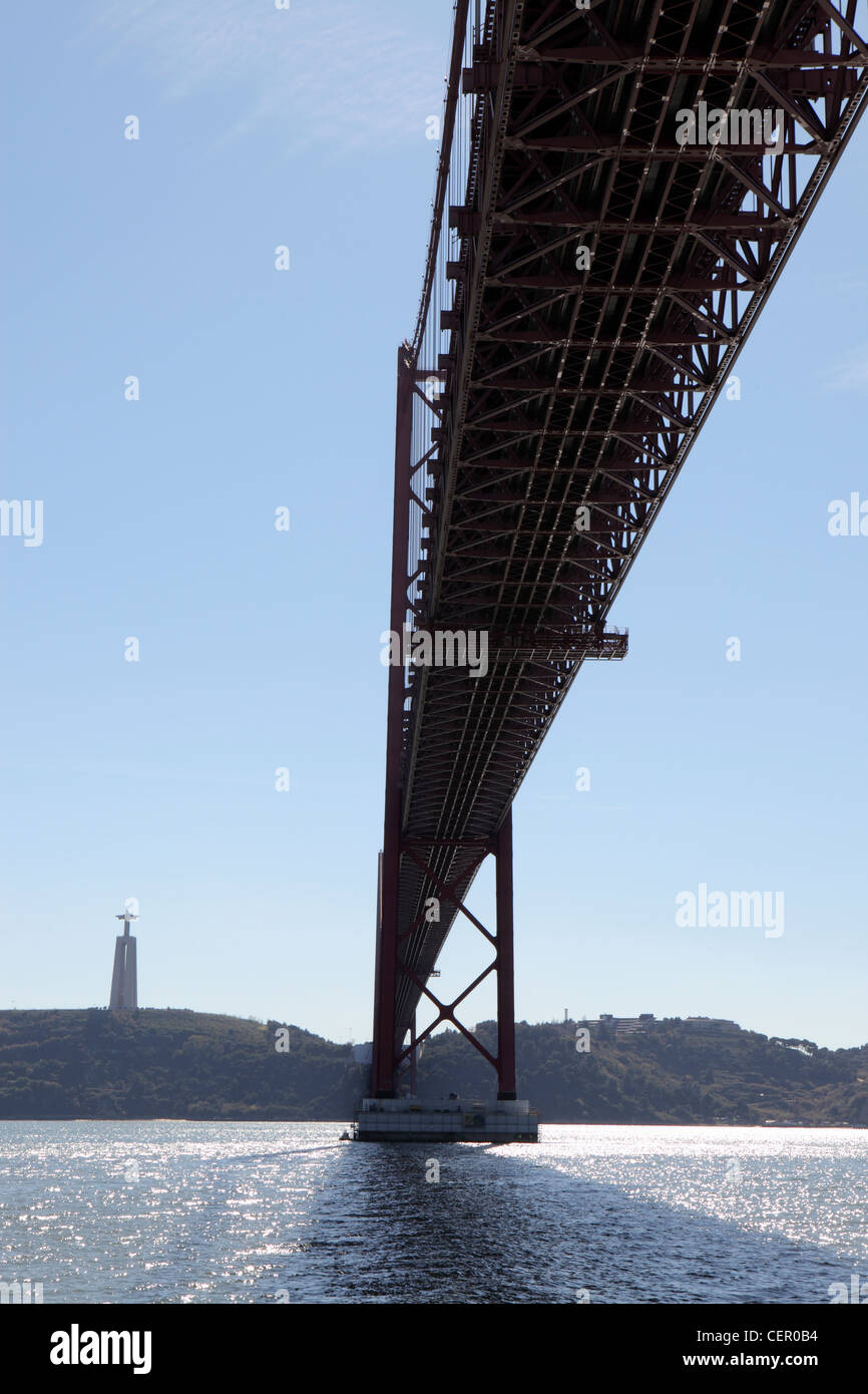 Ponte de 25 de Abril, sospensione ponte che collega la città di Lisbona a Almada, attraverso il fiume Tejo. Foto Stock