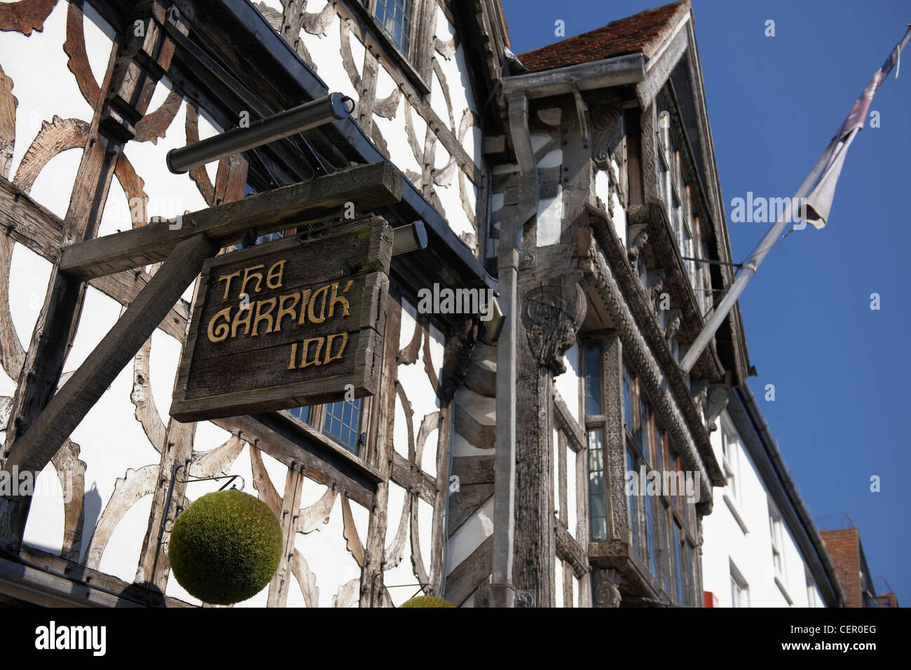 Segnaletica di legno appesa fuori il Garrick Inn, un tradizionale in bianco e nero un pub che risale al XIV secolo sulla ma Foto Stock