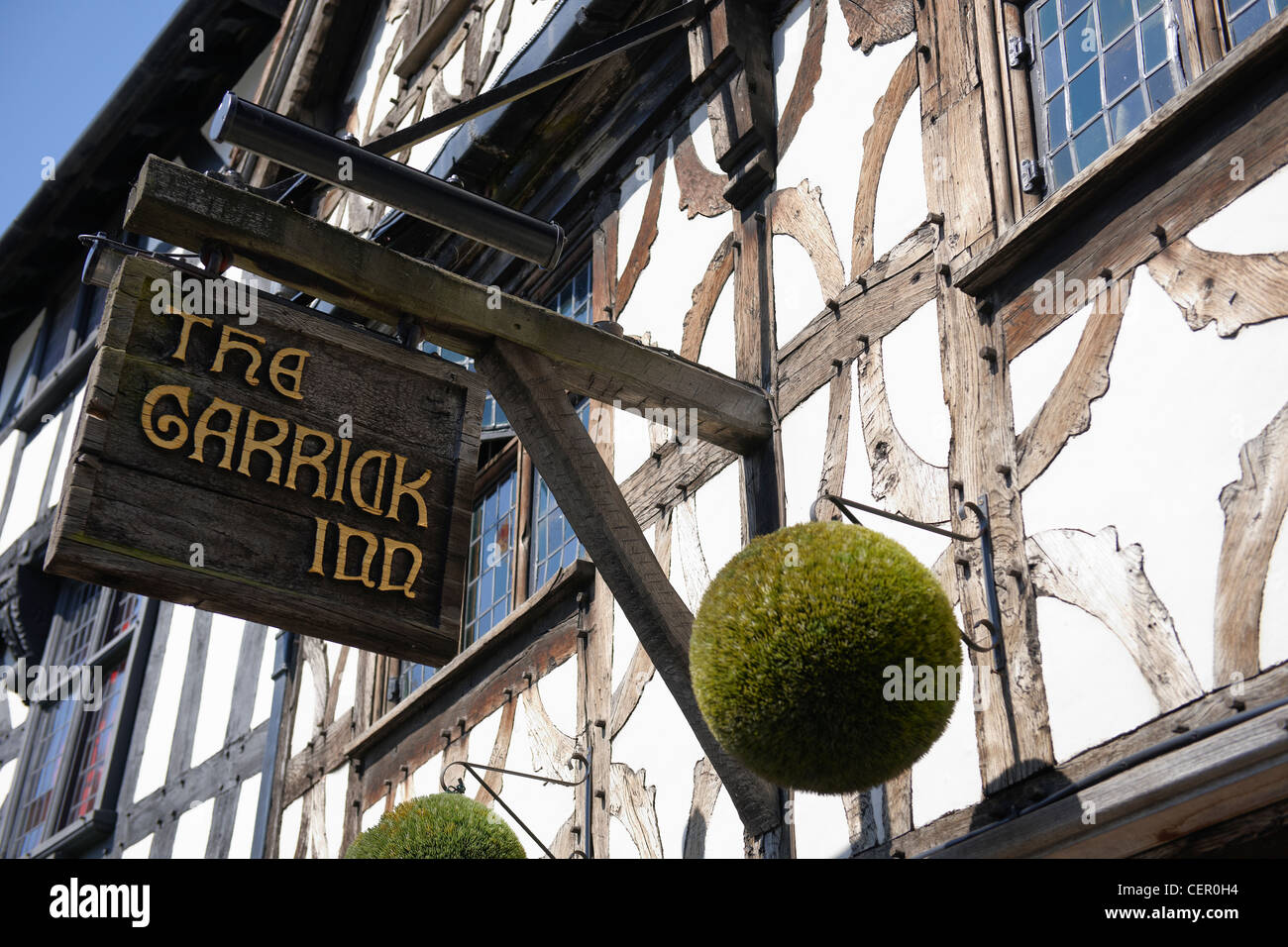 Segnaletica di legno appesa fuori il Garrick Inn, un tradizionale in bianco e nero un pub che risale al XIV secolo sulla ma Foto Stock
