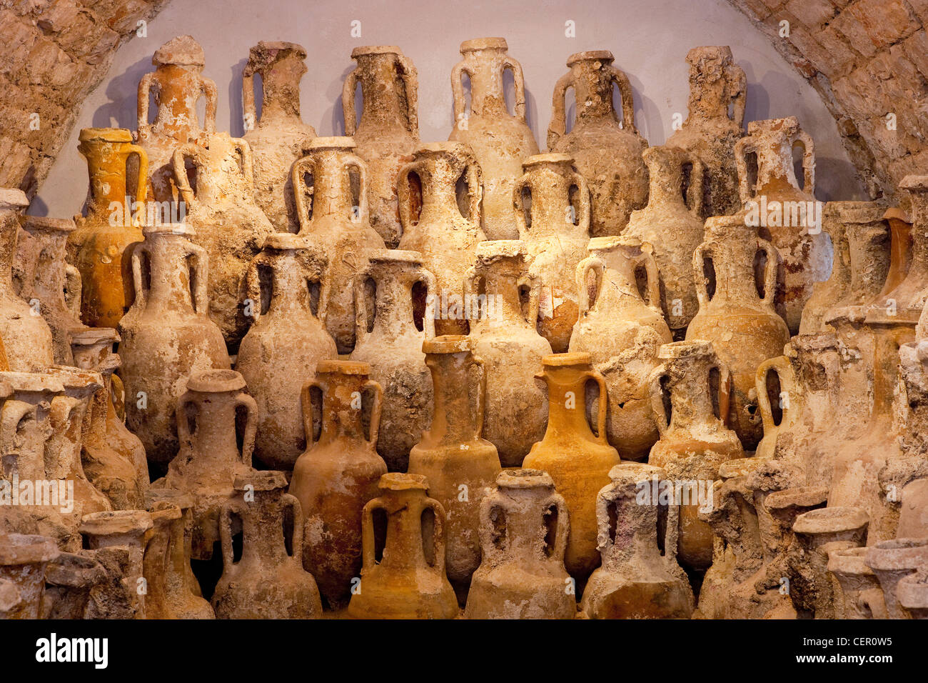 Antiche anfore mostrato in Isola di Vis Museum, il Mare Adriatico, Croazia Foto Stock