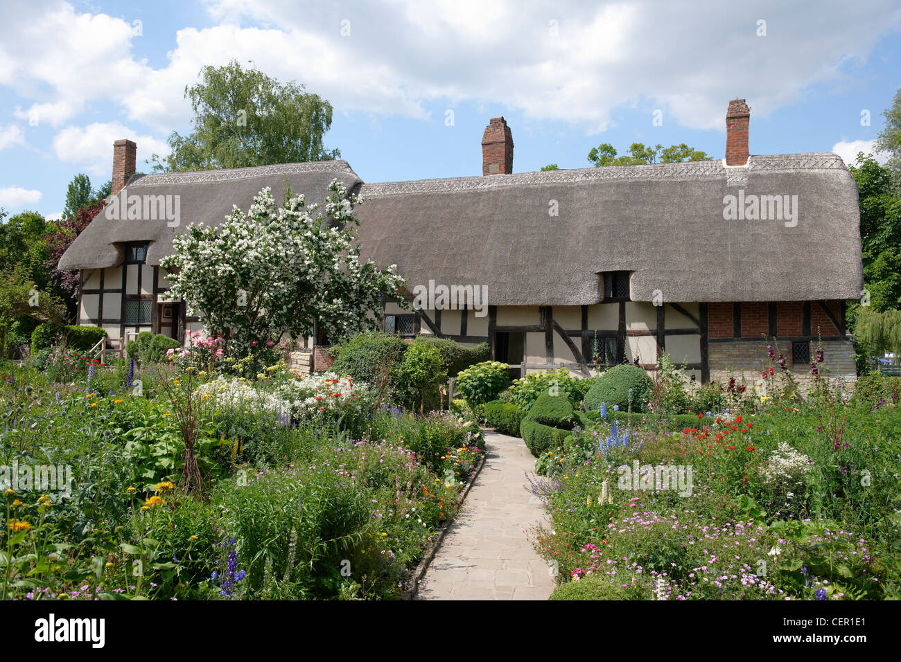 Anne Hathaway's Cottage, un tradizionale cottage inglese che era stata la casa prematrimoniale di William Shakespeare la moglie Anne. Foto Stock