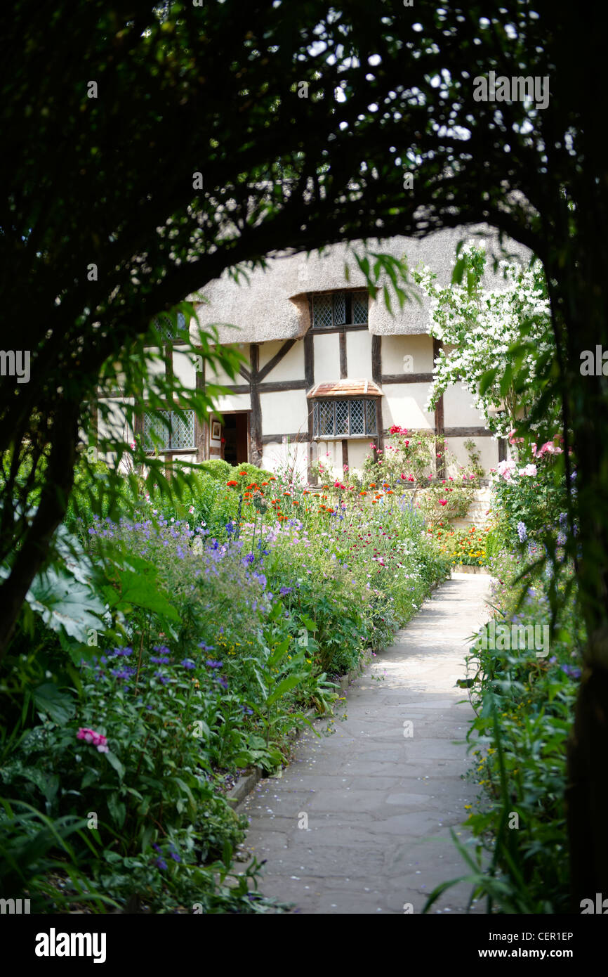 Anne Hathaway's Cottage, un tradizionale cottage inglese che era stata la casa prematrimoniale di William Shakespeare la moglie Anne. Foto Stock