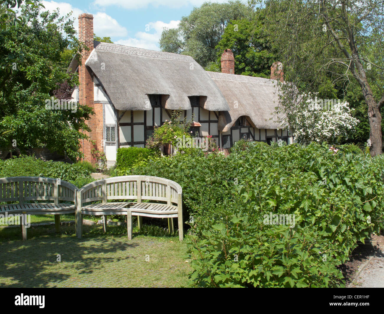 Anne Hathaway's Cottage, un tradizionale cottage inglese che era stata la casa prematrimoniale di William Shakespeare la moglie Anne. Foto Stock