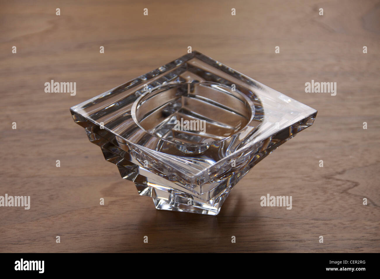 Quadrato vuoto con cerchio dettaglio chiaro vetro posacenere sul tavolo di legno Foto Stock