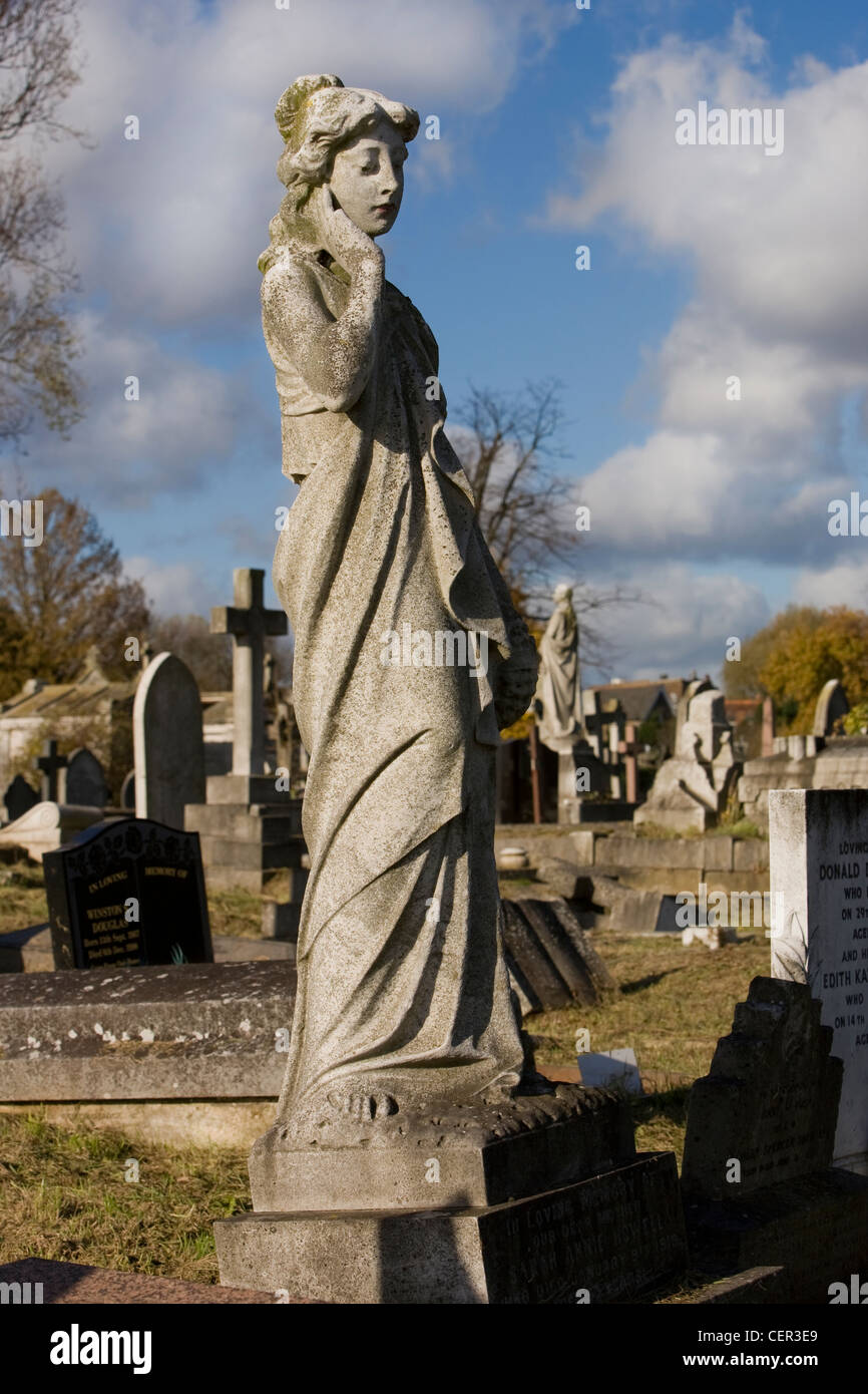 Statua in Kensal Green Cemetery, a nord di Londra. Foto Stock