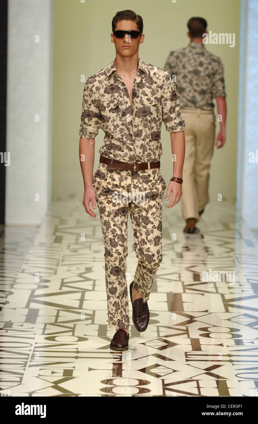 Valentino Uomo pronto a indossare Primavera Estate maschio marrone scuro  capelli indossando occhiali da sole, marrone e crema con motivi floreali  Maglietta modellata Foto stock - Alamy