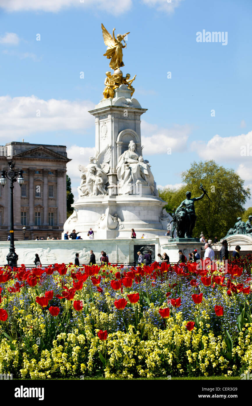 Il memoriale della Victoria di fronte a Buckingham Palace con i tulipani in primo piano. Foto Stock