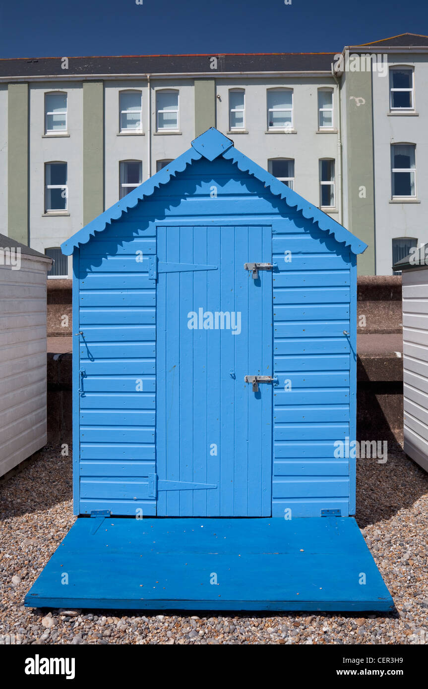 Inghilterra, Devon, Seaton Beach, Blue Changing capanna con portico pieghevole Foto Stock