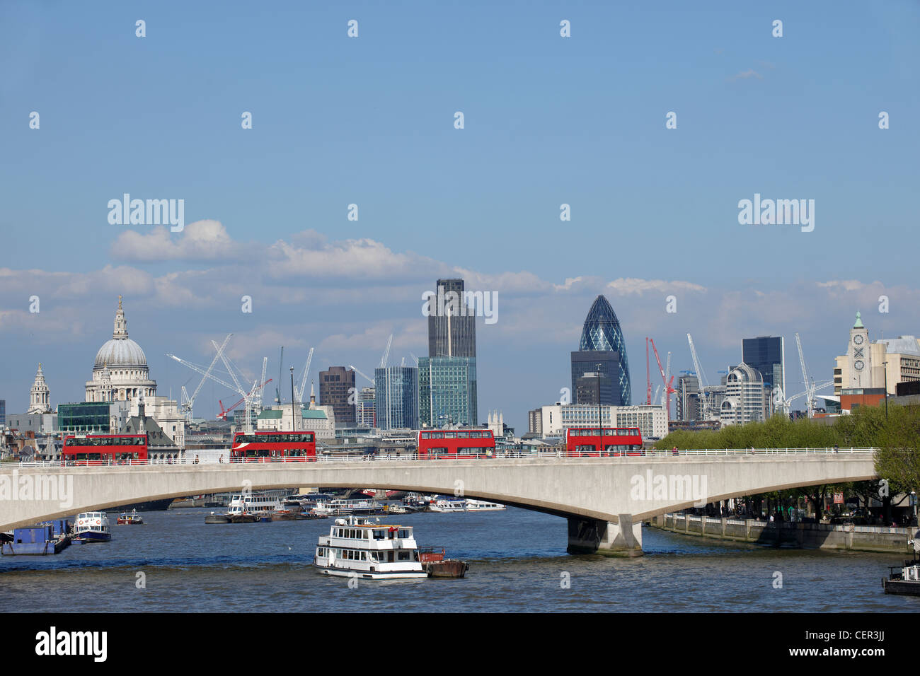 London Bridge con autobus rossi e dello skyline della citta'. Foto Stock