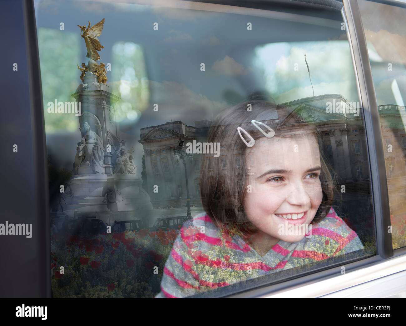 Una giovane ragazza guardando dal finestrino di una macchina a Buckingham Palace. Foto Stock