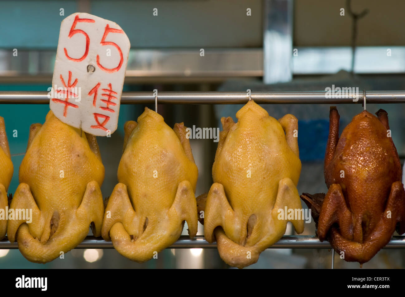 Polli arrosto per la vendita in un mercato di Hong Kong Foto Stock