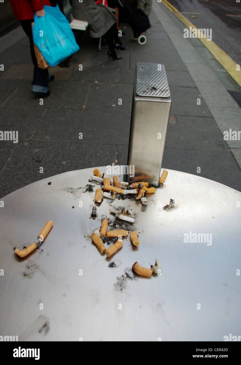 Mozziconi di sigaretta sulla parte superiore di una lettiera bin. Foto Stock