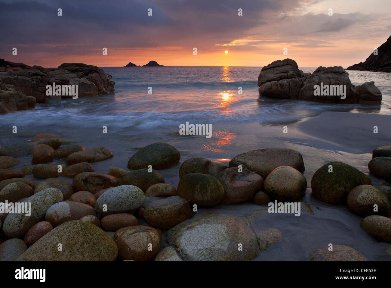 Tramonto sul mare vista da Porth Nanven, una spiaggia a cui si fa talvolta riferimento come "Uovo inosaur Beach' a causa del grande deposito di Foto Stock