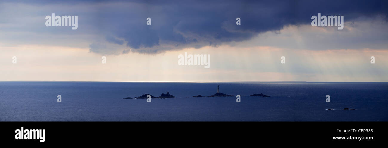 Una vista panoramica dal Land's End di Longships Lighthouse con formazione di nubi sopra. Foto Stock